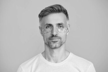 Yenilenme etkisi. Kozmetoloji. Göz altı kırışıklık önleyici krem sürmüş olgun bir adam. Yüz güzelliği cilt bakımı. Kırışıklık önleyici gözleri olan adam mavi üzerine izole edilmiş..