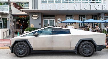 Miami, Florida, ABD - 06 Aralık 2024 Tesla Cybertruck elektrikli kamyonet vagonu. Tesla Cybertruck 'ın elektrikli arabası. Tesla Cybertruck 'ın arabası dışarıda park edilmiş. Tesla Cybertruck, yan görüş.