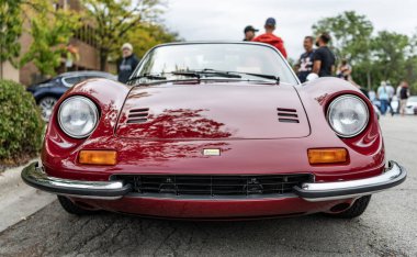 Chicago, Illinois - 29 Eylül 2024: Klasik 1974 Ferrari Dino 246 GTS kırmızı rengi. 1974 model Ferrari Dino 246 GTS sokağa park edilmiş. Ön manzara. 1974 Ferrari Dino 246 GTS Chicago 'da