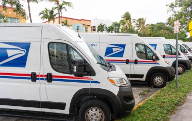 Miami, Florida, ABD - 18 Kasım 2024: USPS posta kamyonu. Posta kamyonu caddeye park etmiş. USPS posta dağıtım kamyonu, yan görüş. USPS kamyonu.