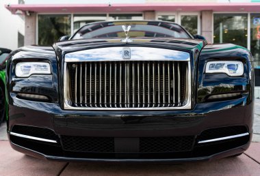 Miami, Florida, ABD - 16 Kasım 2024: Rolls Royce Dawn 2017 üstü açık araba. Rolls Royce Dawn modelinin üstü açık siyah arabası. Rolls Royce 'un arabası dışarıda park edilmiş. Rolls Royce, köşe manzaralı..