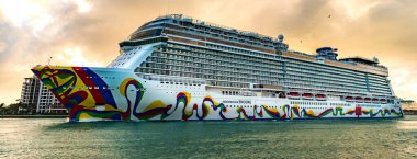 Miami, Florida, ABD - 16 Aralık 2024 Norveç yolcu gemisi. Gemi turu ve deniz seyahati. Gemi kalkıyor. Norveçli bir yolcu gemisi yolculuğu. Yaz tatilinde gezmek.