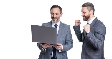 Çevrimiçi çalışan olgun iş adamları. İş başarısı. Programcı çevrimiçi bilgisayar kullanıyor. Çevik iş. Profesyonel iş adamlarının çevrimiçi iletişimi vardır. Çevrim içi öğrenim.