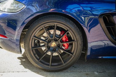 Miami, Florida, ABD - 17 Aralık 2024: Porsche 718 Cayman G2 spor arabası fastback coupe. Porsche Cayman GTS 'nin lüks spor arabası. Mavi Porsche Cayman açık havada. Porsche Cayman, tekerlek manzaralı..