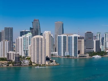 Şehir silüeti. Florida, Brickell Key 'den Miami' ye. Şehir merkezinde bir gökdelen. Şehir manzarası silüeti. Miami 'deki Brickell binası. Gökdelen mimarisi olan Brickell Skyline. Lüks hayat..