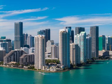 Gökdelen binası. Şehir merkezindeki şehir manzarası. Şehir mimarisi. Miami silueti. Florida gökdelen şehri. Miami şehrinin ufuk çizgisi Brickell anahtarı. Miami şehir merkezinde. Brickell Miami.