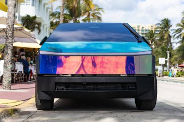 Miami, Florida, ABD - 08 Aralık 2024: Tesla Cybertruck 'ın elektrikli arabası. Tesla Cybertruck 'ın arabası dışarıda park edilmiş. Tesla Cybertruck, ön manzara. 2024 Tesla Cybertruck elektrikli kamyonet, araba akordu
