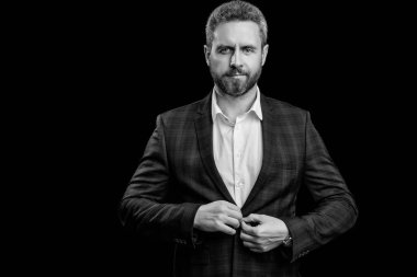 Görevde başarılı bir iş adamı. Ofis müdürü siyahla izole edilmiş. Takım elbiseli iş adamı. Büyük patron. Profesyonel iş adamı. İş adamı. İş liderliği ve başarı. Pankart.