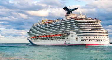 Miami, Florida, ABD - 23 Aralık 2024: gemi turu ve deniz yolculuğu. Gemi Miami limanından ayrılıyor. Sihirli Karnaval yolcu gemisi yolculuğu. Yaz tatilinde gemi turu. Karnaval yolcu gemisi.