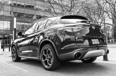 New York, ABD - 31 Mart 2024 Alfa Romeo Stelvio Veloce lüks kırmızı araba açık havada park edilmiş, nadir manzara.