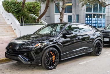 Miami, Florida, ABD - 08 Aralık 2024 Lamborghini Urus S SUV spor yara izi. Lamborghini Urus S tipi lüks bir spor araba. Lamborghini Urus 'un arabası dışarıda park edilmiş. Siyah Lamborghini Urus, köşe manzaralı.
