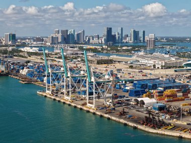 Miami, Florida - 4 Şubat 2025 Miami 'de kargo konteynırı, hava manzaralı. Nakliye konteynırı. Kargo konteynırlı Miami hava limanı. Deniz taşımacılığı. Miami Limanı. Vinçler ve ekipmanlar.