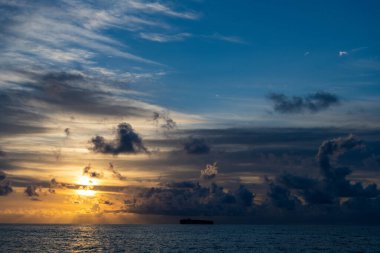 Deniz batımı manzaralı. Yaz tatilinde bulutlu gün batımı gökyüzü ve deniz manzarası. Deniz gündoğumuyla gökyüzü. Deniz doğasında sakin bir ufuk. Sahilde romantik bir yaz tatili. Gün doğumu gökyüzü ufku.