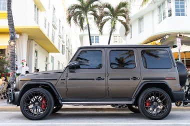 Miami, Florida, ABD - 05 Aralık 2024: 2021 Mercedes Benz G geçiş aracı. Mercedes Benz G tipinde lüks bir araba. Mercedes Benz 'in arabası dışarıda park edilmiş. Mercedes Benz G, köşe görünümü.