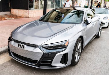 Miami, Florida, ABD - 17 Kasım 2024: Audi e-Tron GT 2022 elektrikli araba. Audi e-Tron GT tipi lüks elektrikli araba. Audi e-Tron 'un arabası dışarıda park edilmiş. Audi e-Tron elektrikli araba, alçak görüş.