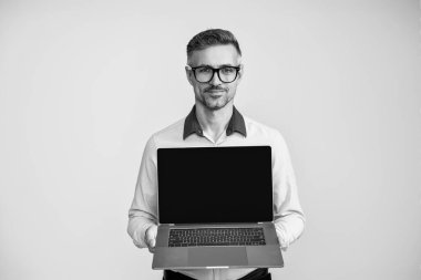 İş adamı bilgisayarda çalışıyor. Video konferansı Grey 'de izole ediliyor..