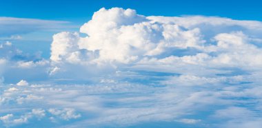 Bulutlu mavi gökyüzünün güzel manzarası. Parçalı bulutlu. Arka plan bulutu yazı. Bulutlu yaz. Gün batımında gökyüzü bulutsuz. Bulutlu doğal gökyüzü.