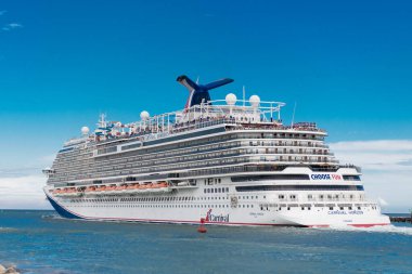 Miami, Florida, ABD - 9 Haziran 2024 Yaz Tatili Seyahati. Karnaval yolcu gemisi. Denizlerde gemi turu. Gemi Miami sahil limanından ayrılıyor. Karnaval Horizon yolcu gemisi yolculuğu. Lüks yolculuk..