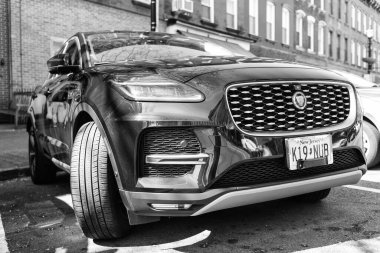 New York City, ABD - 31 Mart 2024: Jaguar E-Pace lüks araç dışarıda park edilmiş, köşe manzaralı.