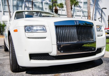 Miami, Florida, ABD - 21 Kasım 2024: Rolls Royce Ghost 2013 arabası. Rolls Royce Hayalet modelinin lüks arabası. Beyaz Rolls Royce arabası dışarıda park halinde. Rolls Royce, köşe manzaralı..