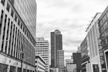 Gökdelen mimarisi. Ön cepheli gökdelen. Modern bina. Metropolis City 'deki gökdelen. Şehir merkezinde gökdelenli. İş bölgesindeki ofis binası.