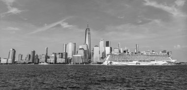 New York, ABD - 13 Haziran 2023: New York 'ta Manhattan' a giden Norveçli bir gemi. New York Manhattan 'ın Skyline' ı Hudson Nehri yolcu gemisi NCL 'de seyrediyor..