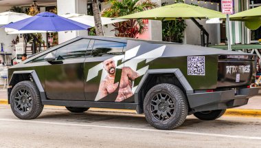 Miami, Florida, ABD - 17 Kasım 2024: Tesla Cybertruck 'ın arabası dışarıda park halinde. Tesla Cybertruck, yan görüş. Tesla Cybertruck 2024 elektrikli kamyonet, araba akordu. Tesla Cybertruck 'ın elektrikli arabası.