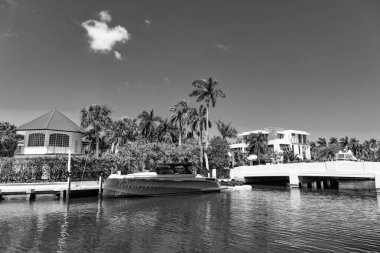 Yatı olan lüks bir villa. Lüks yaz tatili. Yaz tatilini rahatlatmak için bir villa. Modern özel yat. Villada yaz tatili için rüya gibi bir yer. Lüks konaklama yeri.