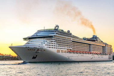 Miami, Florida, ABD - 21 Aralık 2024: MSC yolcu gemisi. Gemi turu ve deniz seyahati. Gemi gün batımında limandan ayrılıyor. MSC Divina yolcu gemisi yolculuğu. Yaz tatilinde gezmek.