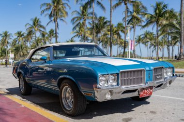 Miami, Florida, ABD - 06 Aralık 2024: Oldsmobile Cutlass Supreme 442 retro car. Oldsmobile Cutlass Supreme 'in eski arabası. Araba Oldsmobile Cutlass dışarı park etmiş. Oldsmobile Cutlass, köşe görünümü.