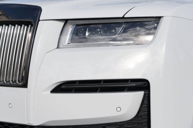 Miami, Florida, ABD - 12 Aralık 2024: Beyaz Rolls Royce Hayalet 2021 sedan araba. Rolls Royce Hayalet modelinin lüks sedan arabası. Rolls Royce 'un arabası dışarıda park edilmiş. Rolls Royce, ışık manzaralı..