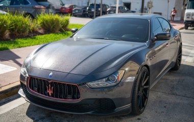 Miami, Florida, ABD - 06 Aralık 2024: Maserati Ghibli 2025 spor yara izi. Maserati Ghibli 'nin lüks spor arabası. Maserati Ghibli 'nin arabası dışarıda park edilmiş. Maserati Ghibli, köşe görünümü.