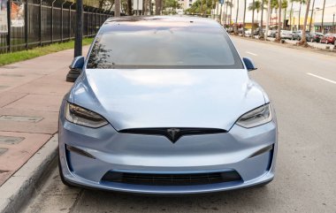 Miami, Florida, ABD - 18 Kasım 2024: Tesla Model X 2022 elektrikli araba. Tesla Model X tipi lüks elektrikli araba. Tesla Model X 'in arabası dışarıda park edilmiş. Tesla Model XG, ön görünüm.