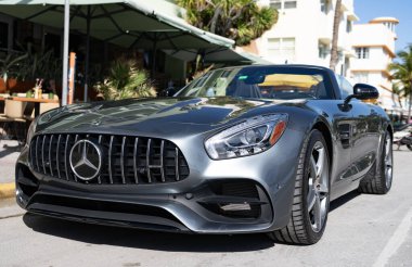Miami, Florida, ABD - 11 Aralık 2024 Mercedes Benz AMG GT V8 biturbo tipi lüks araba. Mercedes Benz 'in arabası dışarıda park edilmiş. Mercedes Benz, ön manzara. Mercedes Benz AMG GT üstü açık araba..