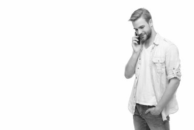 Millennial Man 'in telefon görüşmesi var. Ses bağlantısı. Adam akıllı telefonda konuşuyor. Telefon var. Mobil iletişim. İletişim. Akıllı telefondan konuşan adam beyazda izole edilmiş. Reklam pankartı.