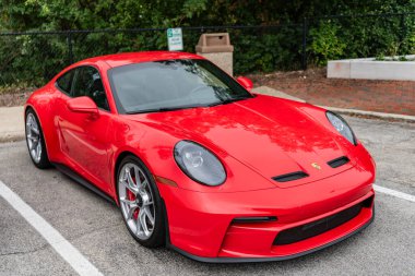 Chicago, Illinois - 29 Eylül 2024: 2023 Porsche 911 GT3 Touring kırmızı rengi. Porsche 911 GT3 turu sokağa park edilmiş. Köşeden bak. Porsche 911 GT3 Chicago turu