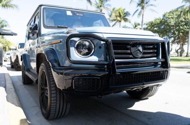 Miami, Florida, ABD - 24 Kasım 2024 Mercedes Benz G 2025 SUV otomobil. Mercedes Benz G SUV tipi lüks bir araba. Mercedes Benz 'in arabası dışarıda park edilmiş. Mercedes Benz G, köşe görünümü.