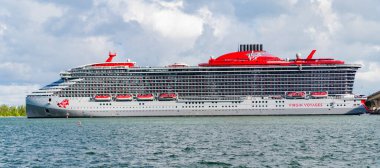 Miami, Florida, ABD - 3 Kasım 2024: Virgin Voyages yolcu gemisi yolculuğu. Yaz tatilinde gemi turu. Bakire Yolculukları hattı. Gemi turu ve deniz seyahati. Gemi Miami sahil limanından ayrılıyor..