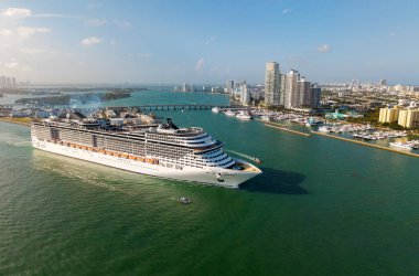 Miami, Florida, ABD - 31 Mart 2025: MSC Divina yolcu gemisi yolculuğu. Yaz tatilinde gemi turu. MSC yolcu gemisinde. Gemi turu ve deniz seyahati. Gemi Miami limanını boşaltıyor..