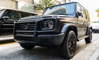 Miami, Florida, ABD - 01 Aralık 2024: 2019 Mercedes Benz G550 SUV otomobil. Mercedes Benz G550 tipi lüks bir araba. Mercedes Benz 'in arabası dışarıda park edilmiş. Mercedes Benz G550, köşe manzaralı.