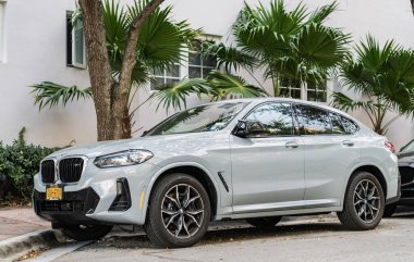 Miami, Florida, ABD - 08 Aralık 2024: BMW M4 'ün açık hava aracı. BMW M4 aracı, yan görüş. 2024 BMW X4 çapraz coupe. BMW M4 aracının lüks arabası..