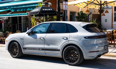 Miami, Florida, ABD - 06 Aralık 2024: 2025 Porsche Cayenne spor arazi aracı. Porsche Cayenne 'in lüks arabası. Porsche Cayenne 'in arabası dışarıda park edilmiş. Porsche Cayenne, köşe manzaralı..