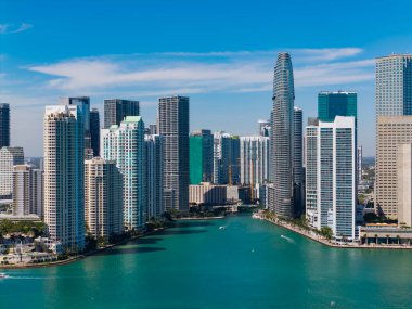 Şehir manzarası silüeti. Miami 'deki Brickell binası. Gökdelen mimarisi olan Brickell Skyline. Şehir silüeti. Panoramik manzara. Florida, Brickell Key 'den Miami' ye. Şehir merkezindeki gökdelen.