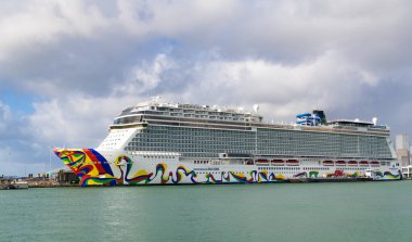 Miami, Florida, ABD - 03 Kasım 2024: Norveç yolcu gemisi. Gemi turu ve deniz seyahati. Gemi kalkıyor. Norveçli bir yolcu gemisi yolculuğu. Yaz tatilinde gezmek.