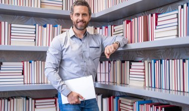 Okulda eğitim. Öğretmenim sınıfta. Okul kütüphanesi kitaplarla dolu. Kitapçıda erkek öğretmen. Bilgi ve eğitim kavramı. Öğretmenler günü. Bin yıllık üniversite öğrencisi. Okul zamanı..