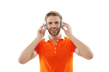 Beyazlara izole edilmiş kulaklıkla müzik dinleyen bir adam. Öğrenci milenyum erkek yaşam tarzı. Müzik tarzı. Ses kitabını dinle. Milenyum insanı yaşam tarzı. Yaşam tarzı ve müzik.