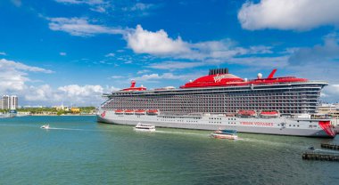 Miami, Florida, ABD - 3 Kasım 2024: Valiant Lady Cruise Gemisi Yolculuğu. Yaz tatili için gemi turu. Bakire Yolculukları ve Bain Capital. Gemi turu ve deniz seyahati. Seyahat acentası turu.
