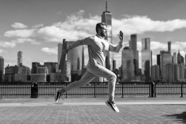 Koşucu dışarıda spor antrenmanında koşuyor. New York 'ta sabah sporu koşucusu. Sporcu adam koşuyor. Manhattan 'da koşan adam. Uzun spor koşusunda koşucu.