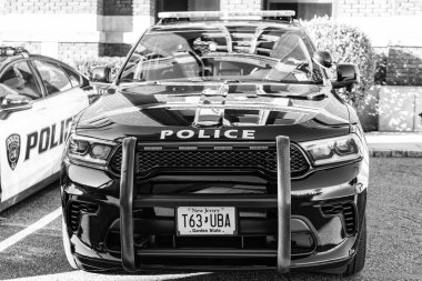 New York City, ABD - 25 Mart 2024 Dodge Durango Polis arabası açık hava manzaralı.