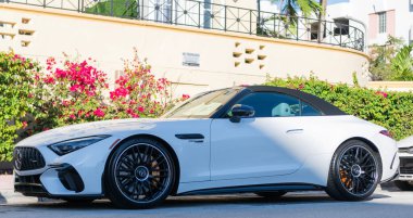 Miami, Florida, ABD - 23 Kasım 2024: beyaz Mercedes Benz R232 spor arabası. Mercedes Benz R232 'nin lüks spor arabası. Mercedes Benz 'in arabası dışarıda park edilmiş. Mercedes Benz R232, köşe manzaralı..